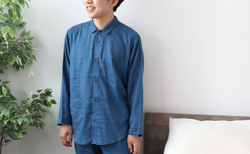 まるでシャツのような細目ステッチ、小さ目ボタン、スワローテール