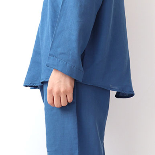 お尻が少し隠れる後ろすそ丈。シャツのスワローテールを採用