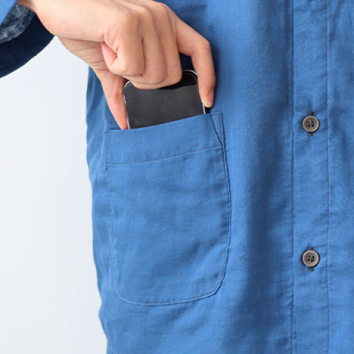 スマホも入るポケットつき