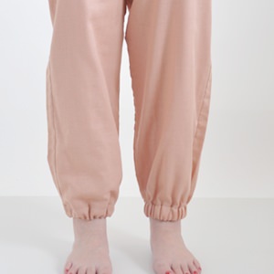 ズボンのすそにゴムが入れられます