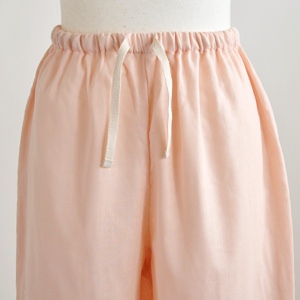 ウエストにヒモが入れられます