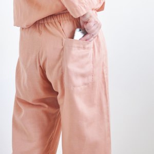 ズボンのすそにゴムが入れられます