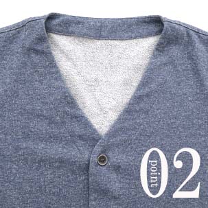 程よい開き加減のVネック
