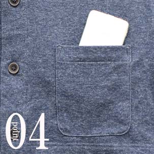 両脇にスマホも入るポケットつき