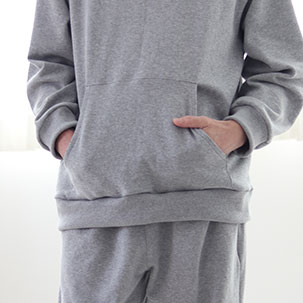 スマホも入るポケットつき