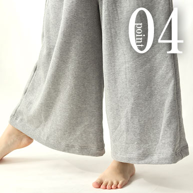 スマホも入るポケットつき