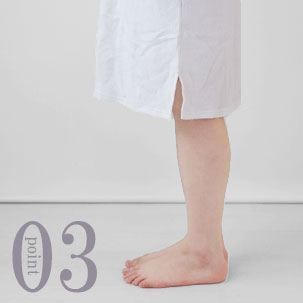 フラットな裾のデザイン、動きやすいサイドスリット