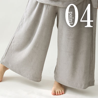 ゆとりのあるガウチョパンツは部屋着に最適