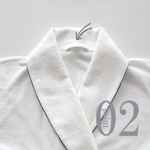 大きめ襟で小顔効果♪便利なハンガーループ付き