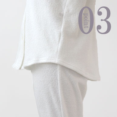 お尻が少し隠れる後ろすそ丈。シャツのスワローテールを採用