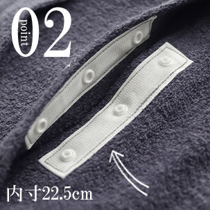 柔らかくて薄く大きい樹脂製スナップボタンで開け閉めしやすい