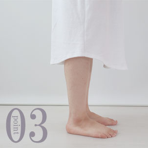 ひざが隠れるすそ丈。シャツのスワローテールを採用