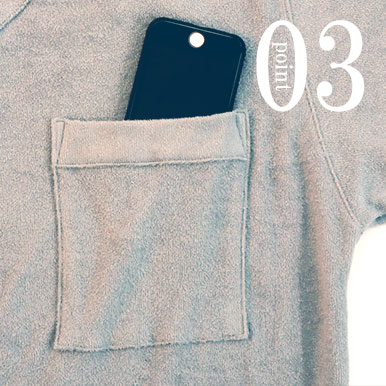 スマホも入る胸ポケットつき