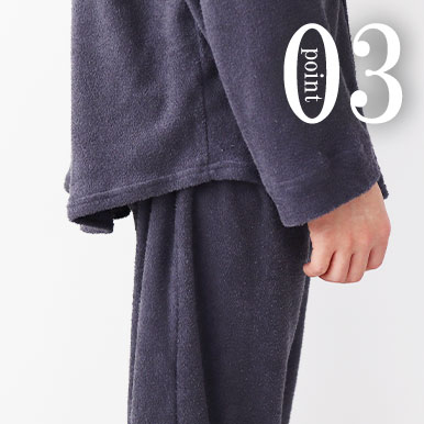 お尻が少し隠れる後ろすそ丈。シャツのスワローテールを採用