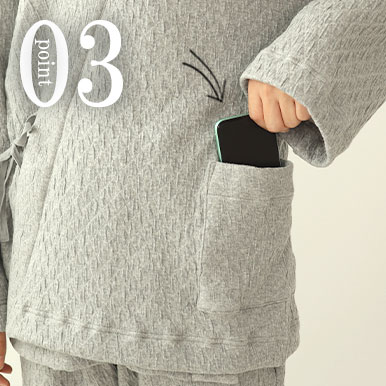 スマホも入るポケットつき