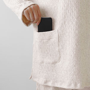 スマホも入るポケットつき