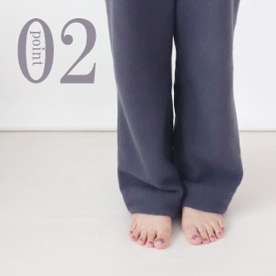 足のくるぶしが少し隠れる程度のすそ丈