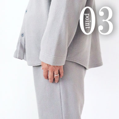 お尻が少し隠れる後ろすそ丈。※2024/11/14 09:00以降受注分より、フラット裾に変更しております。