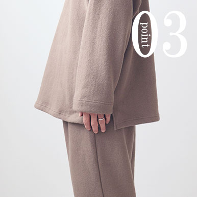 お尻が少し隠れる後ろすそ丈。シャツのスワローテールを採用