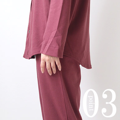 お尻が少し隠れる後ろすそ丈。シャツのスワローテールを採用