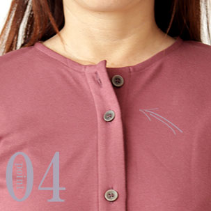 開き過ぎない首元。第2ボタン位置は、開けてもだらしなくない綺麗めデザインに