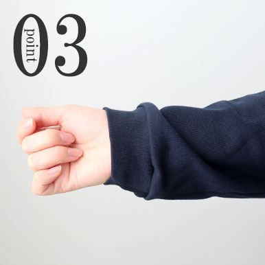 お尻が少し隠れる後ろすそ丈。シャツのスワローテールを採用