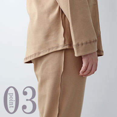 お尻が少し隠れる後ろすそ丈。シャツのスワローテールを採用