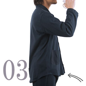 お尻が少し隠れる後ろすそ丈。シャツのスワローテールを採用