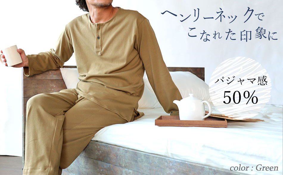 まるでシャツのような細目ステッチ、小さ目ボタン、動きやすいスリット