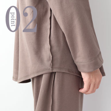 お尻が少し隠れる後ろすそ丈。シャツのスワローテールを採用