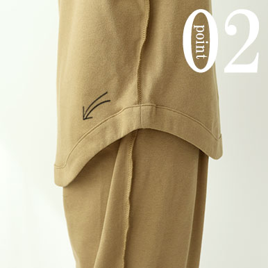 お尻が少し隠れる後ろすそ丈。シャツのスワローテールを採用