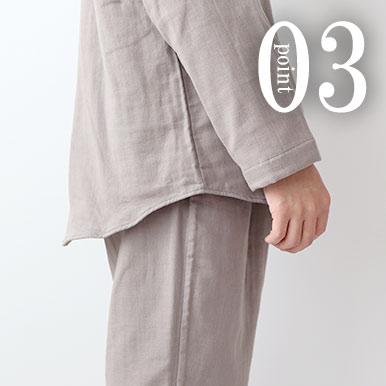 お尻が少し隠れる後ろすそ丈。シャツのスワローテールを採用