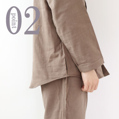 お尻が少し隠れる後ろすそ丈。シャツのスワローテールを採用