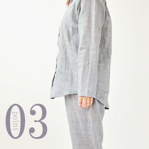 お尻が少し隠れる後ろすそ丈。シャツのスワローテールを採用