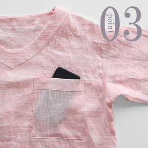 スマホも入る胸ポケットつき