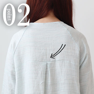 首回りにはゴムを入れず、背中のタックですっきりかわいく