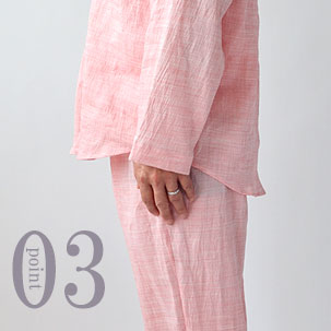 お尻が少し隠れる後ろすそ丈。シャツのスワローテールを採用