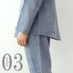 お尻が少し隠れる後ろすそ丈。シャツのスワローテールを採用