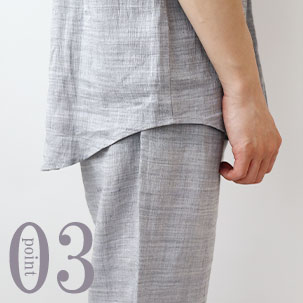 お尻が少し隠れる後ろすそ丈。シャツのスワローテールを採用