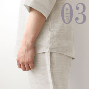 お尻が少し隠れる後ろすそ丈。シャツのスワローテールを採用