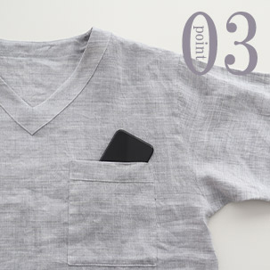 スマホも入る胸ポケットつき