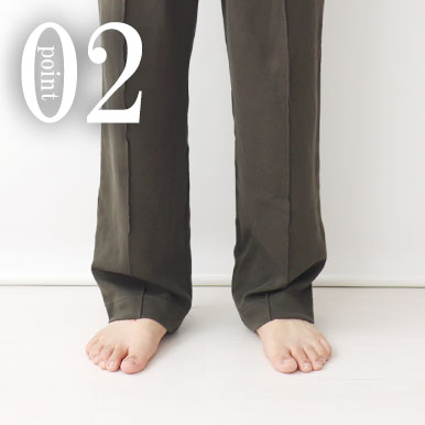 足のくるぶしが少し隠れる程度のすそ丈