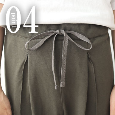 ウエストヒモ付きでサイズ調整しやすい