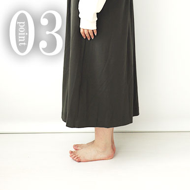 お尻が少し隠れる後ろすそ丈。シャツのスワローテールを採用
