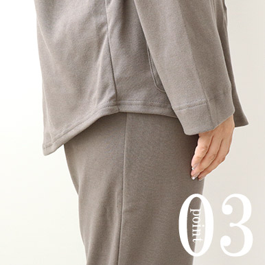 お尻が少し隠れる後ろすそ丈。シャツのスワローテールを採用