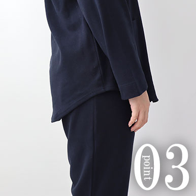 お尻が少し隠れる後ろすそ丈。シャツのスワローテールを採用