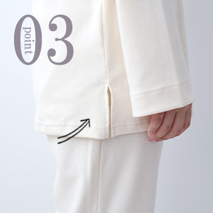 お尻が少し隠れる後ろすそ丈。動きやすいサイドスリット