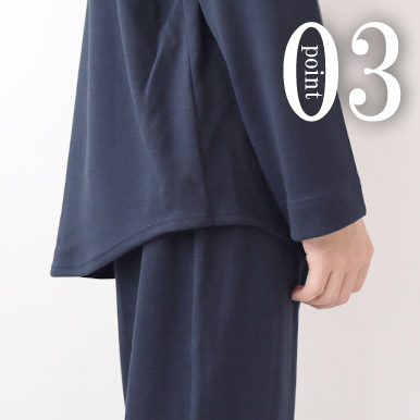 お尻が少し隠れる後ろすそ丈。シャツのスワローテールを採用