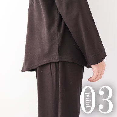 お尻が少し隠れる後ろすそ丈。シャツのスワローテールを採用