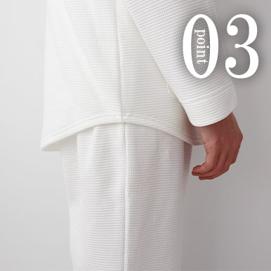 お尻が少し隠れる後ろすそ丈。シャツのスワローテールを採用